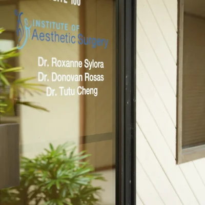 institute-of-aesthetic-surgery-winter-park-office-entrance